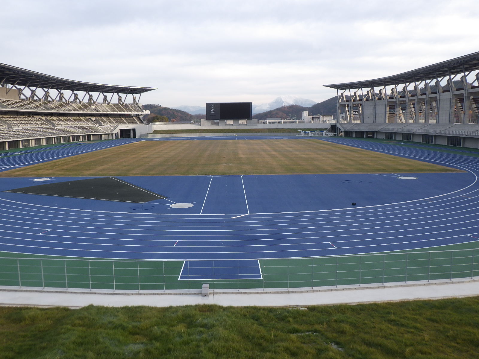 平和堂HATOスタジアム（彦根総合スポーツ公園陸上競技場）